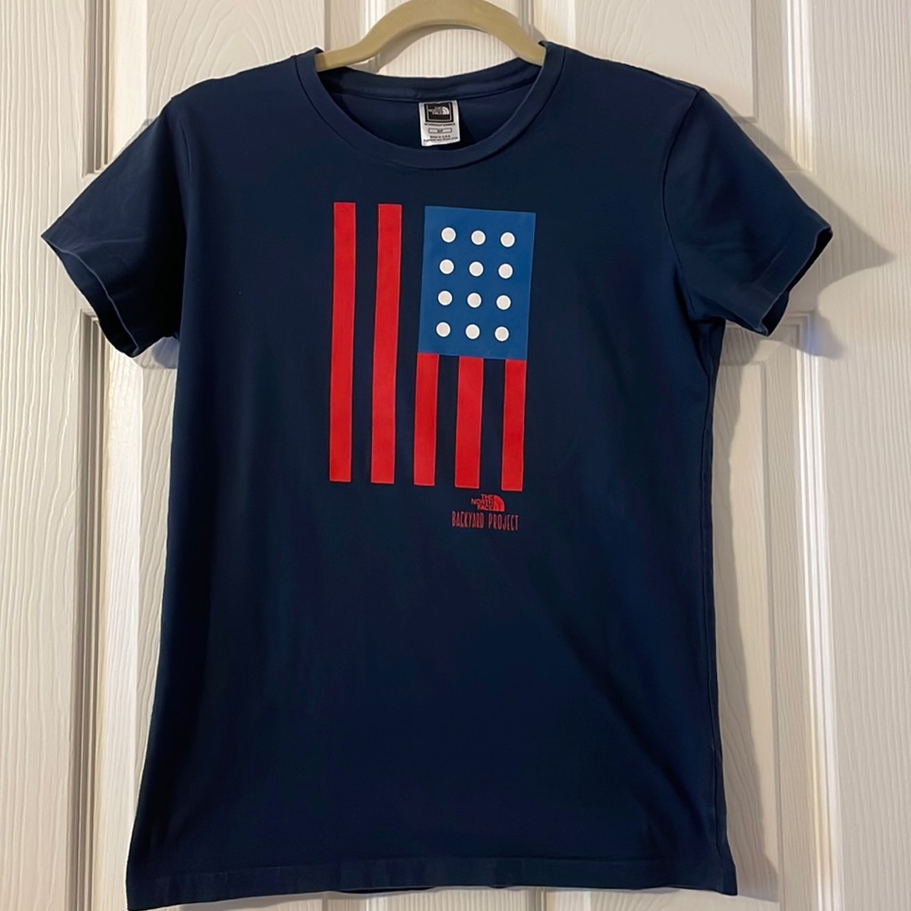 Lady’s The North Face tee, size S